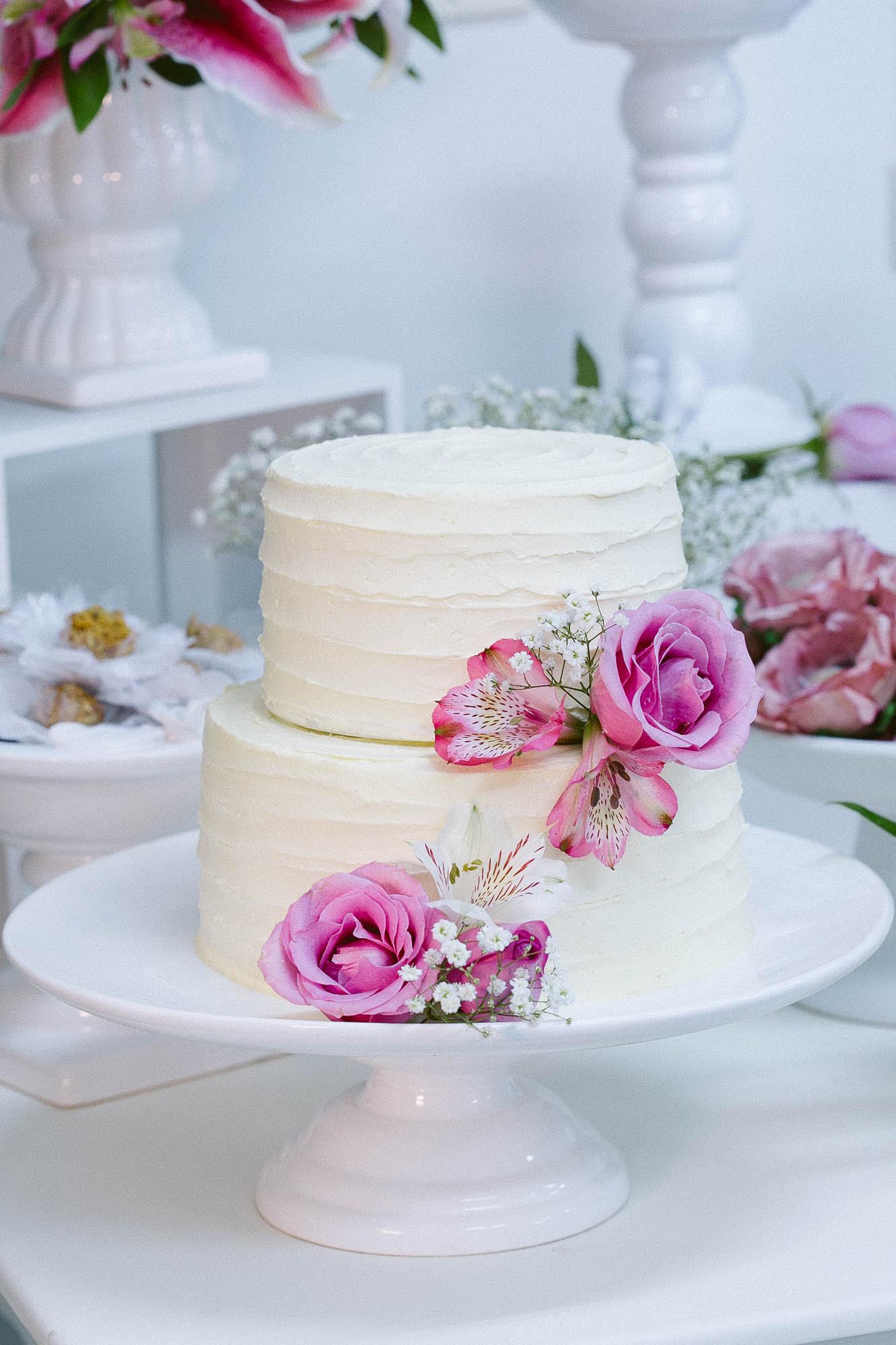 BOLO FEMININO COM FLORES NATURAIS. MEU BOLO DE 50 ANOS. 