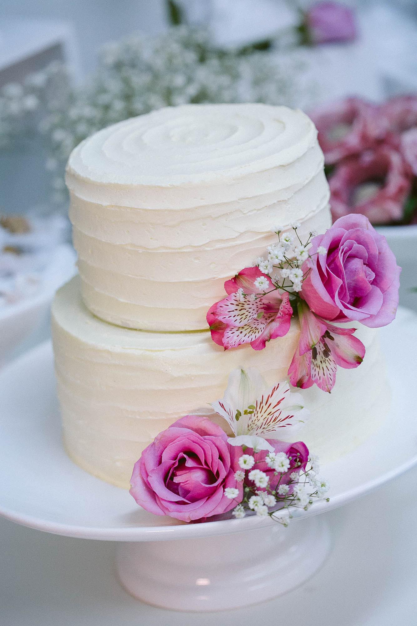 BOLO FEMININO COM FLORES NATURAIS. MEU BOLO DE 50 ANOS. 