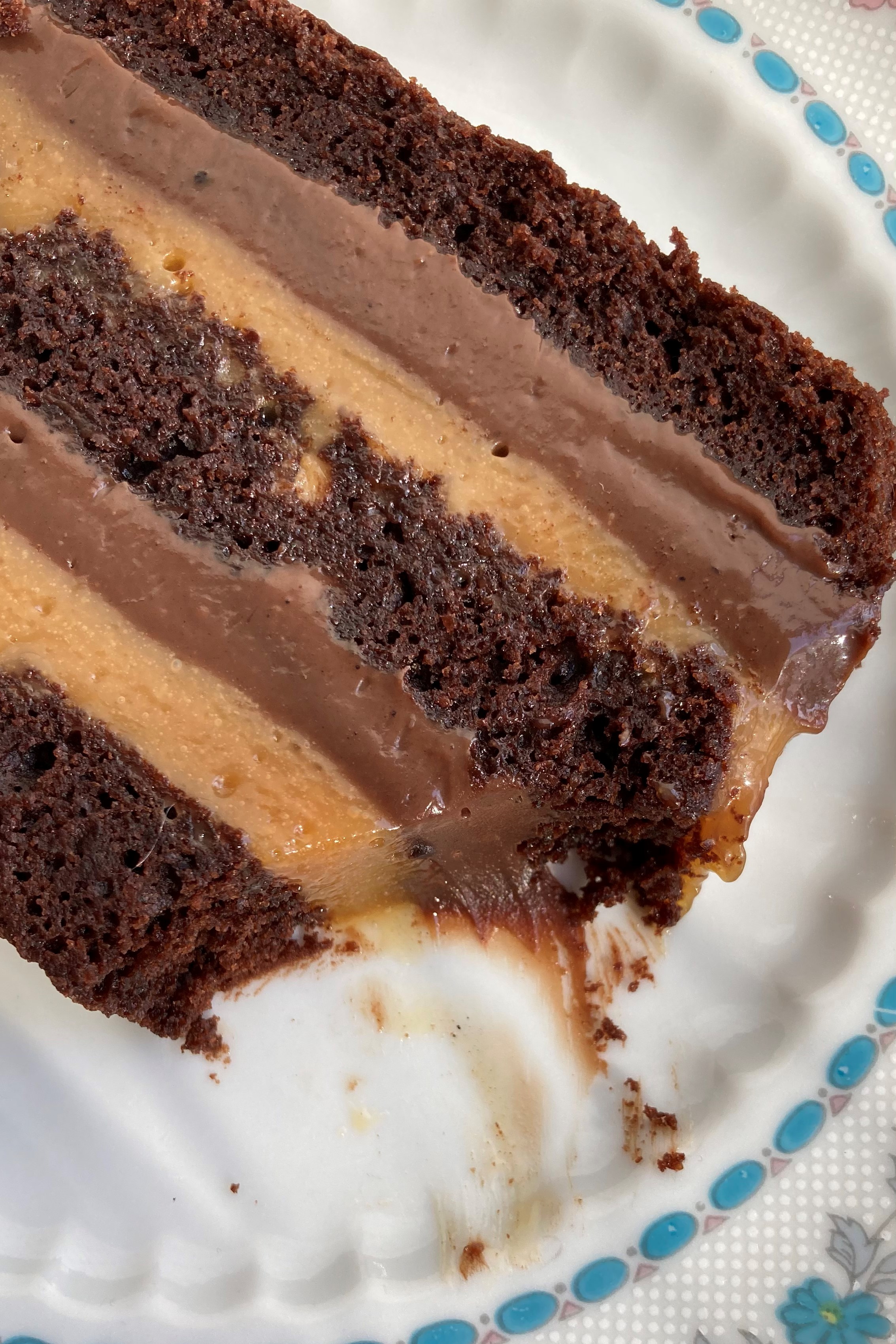 Bolo de chocolate caramelo e ganache curso bolos incriveis julia guedes